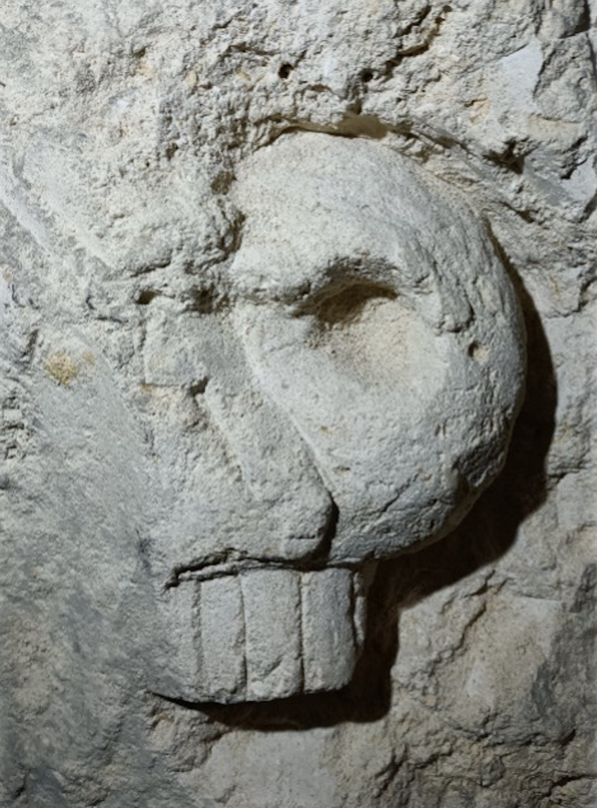 Trace rupestre représentant une tête de mort (Kürt Stollen, - Galerie ORT)