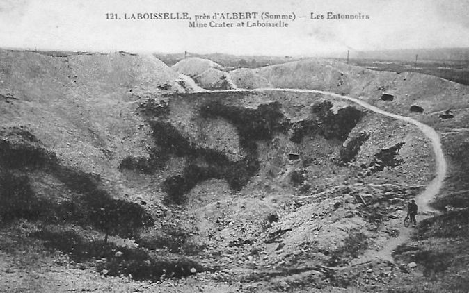 Entonnoir lié à l'explosion des 18tonnes du fourneau d'Y-SAP. 