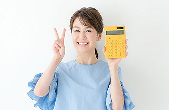 電卓を持つ女性