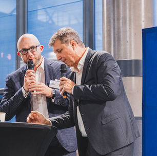 Bertrand Nicol, Président du Rugby Club Courbevoie (2016-2025), est membre de l'équipe d'Aurélie Taquillain. Sur scène, il le confirme que nous porterons cette politique pour les commerces : oui à la préemption commerciale, non au tout fast-food !