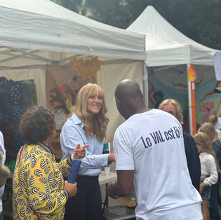 Aurélie Taquillain aux côtés des équipes du VAL pour les 20 ans de ce service qui accompagne les jeunes courbevoisiens.