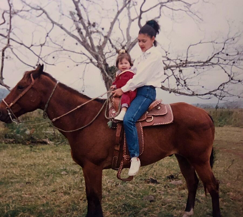 foto valeria y su mama rancho.png