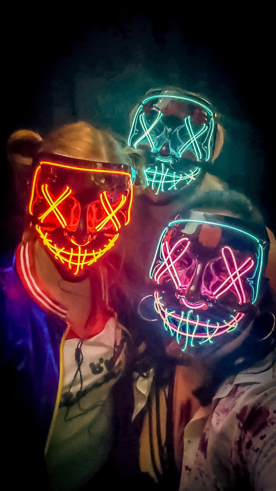 Event-DJ auf Halloween-Party mit stimmungsvoll beleuchteter Bühne