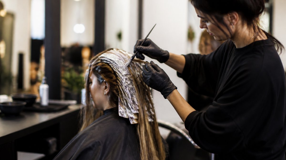 5 Factors That Determine How Long Highlights Take at a Salon