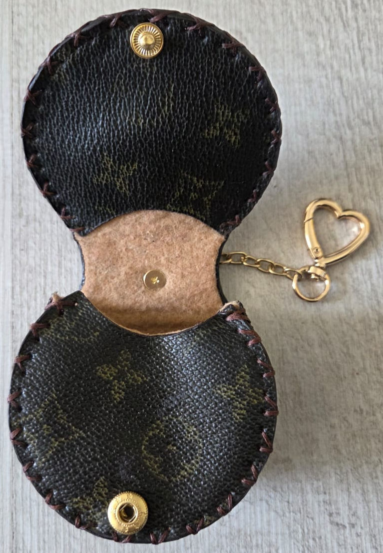 Thumbnail: Monogram L V Coin Purse