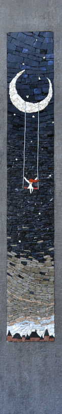 Tableau naïf en mosaïque de pierres et de verre representant une fillette sur une balançoire susoendu à un croissant de Lune, en bas le village Corrézien de Collonges la Rouge.