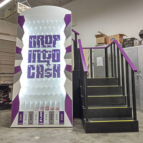 Giant Plinko Board | lounge-logikk