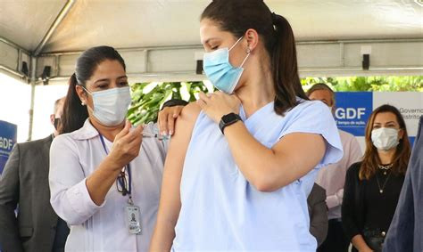Vacinação de pessoas acima de 18 anos começa nesta terça-feira (17)