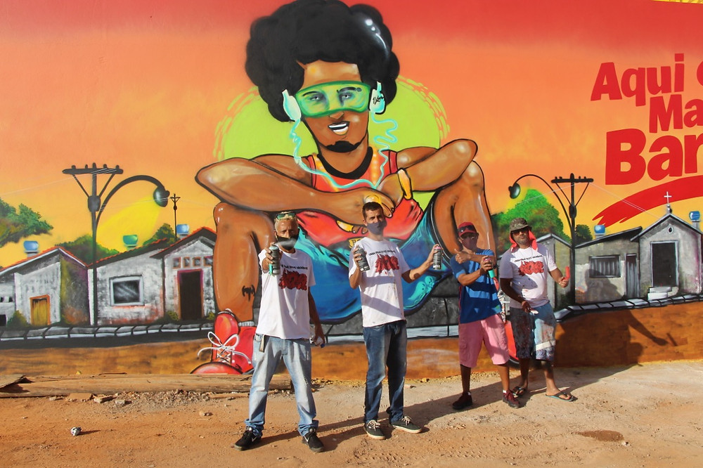 Grafiteiros de Ceilândia revitalizam fachada de atacarejo com história da cidade