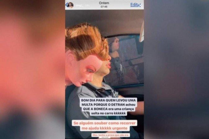 Blogueira de Ceilândia recebe multa por transportar manequim sem cinto de segurança