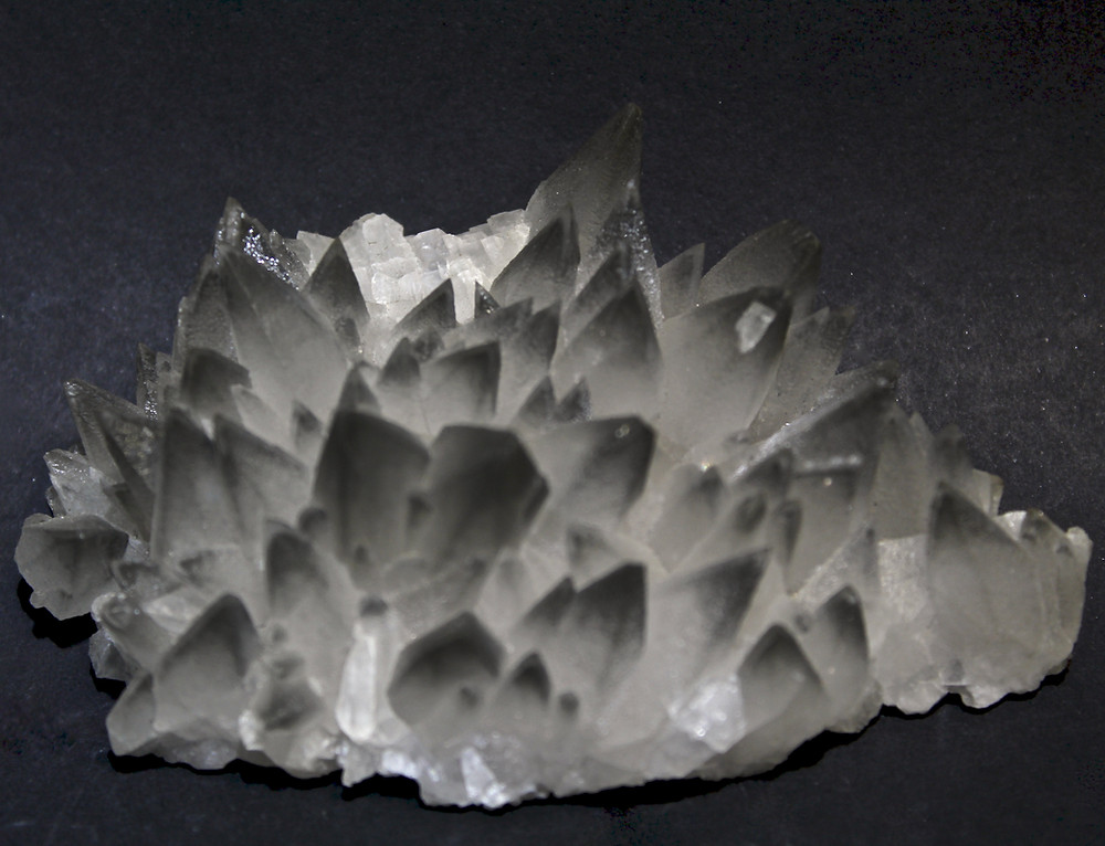 Scalenoedric calcite "dog's tooth" under NL.