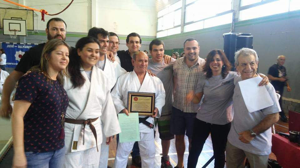 Festejo de los 30 años del Club Jukisa, junto a sus alumnos.