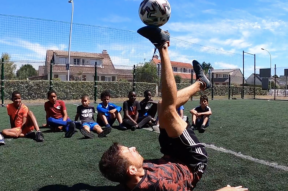 Corentin était en seine et marne pour des démonstrations et initiations au Football Freestyle. Une animation pour les jeunes de la ville qui ont pu admirer la technique avec le ballon et apprendre des gestes et tricks grâce aux conseils du freestyler.