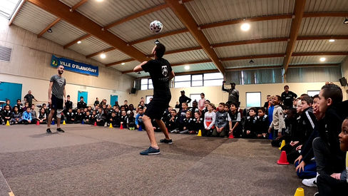 Show Football Freestyle avec les freestylers de l'équipe Trick Me. Spectacle pour l'arbre