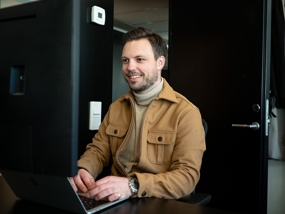 Jonathan jobbar på kontoret