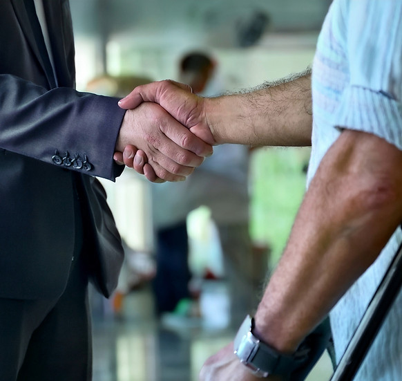 img_injued_client_lawyer_handshake