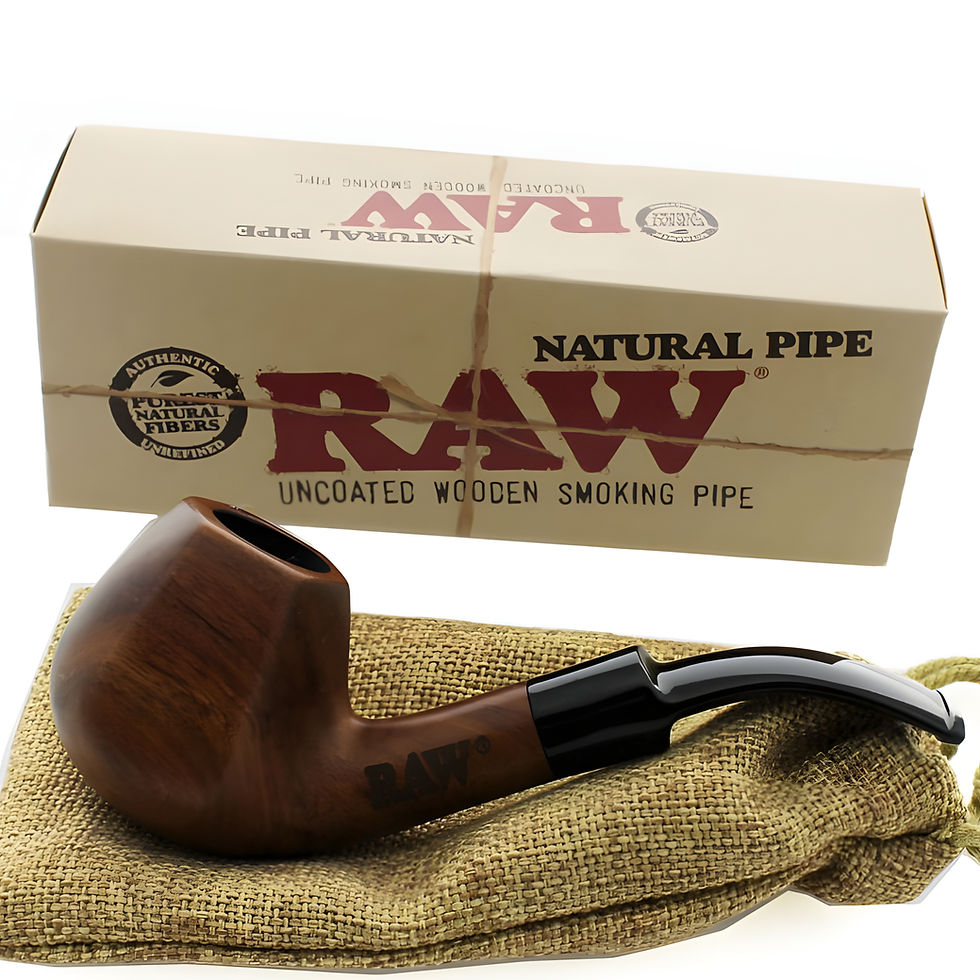 RAW Natural Pipe laget av naturlig tre med klassisk RAW-design. Vist fra siden med skålen og det karakteristiske naturlige tr