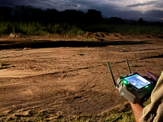 Pulverización nocturna con drones: cuando la noche se vuelve aliada del campo