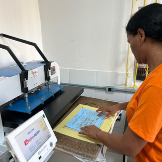 mulher utilizando máquina para fazer pintura em tecido