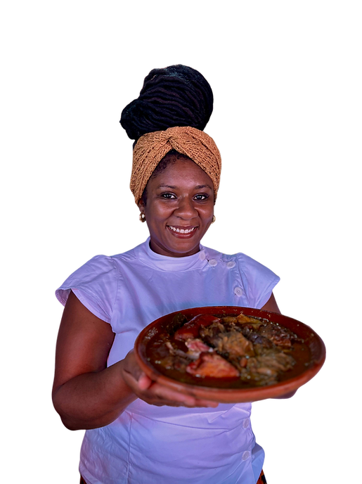 uma mulher negra sorri enquanto ergue em pose de mostra uma moquequeira de barro preenchida com feijoada baiana