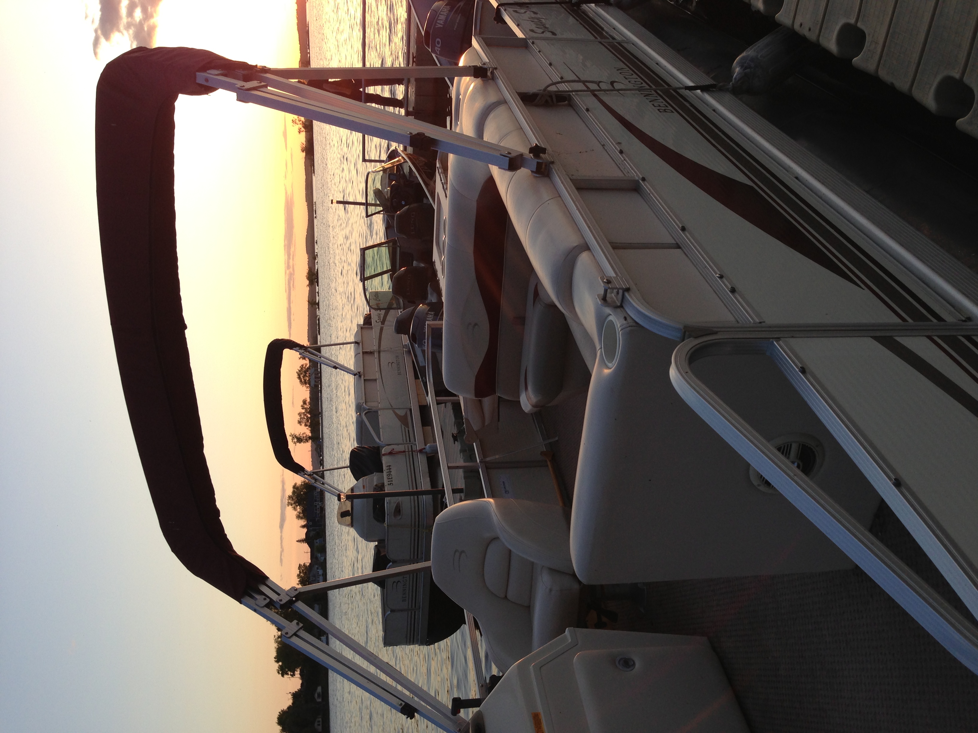 Pontoon boat