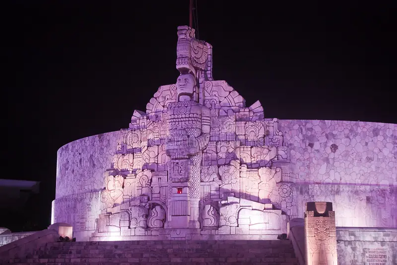 monumento-de-la-bandera-en-la-noche-en-merida-yucatan-95091855.jpg