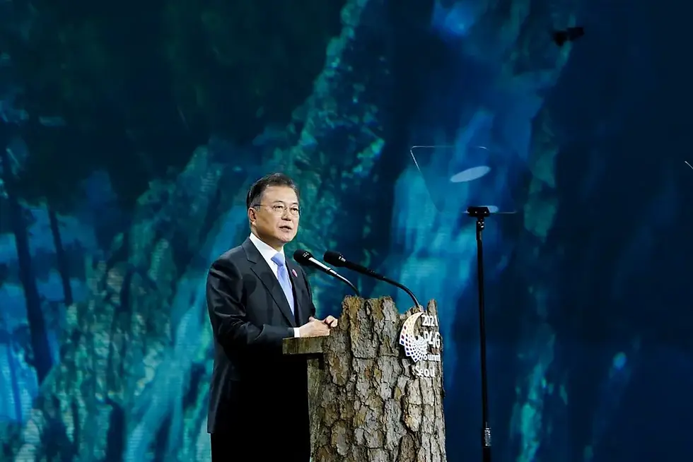 Foto yang diambil 30 Mei 2021 dan dirilis oleh Istana Kepresidenan Korea Selatan memperlihatkan Presiden Moon Jae-in memberikan sambutan pada pembukaan 2021 Partnering for Green Growth dan Global Goals 2030 atau pertemuan puncak P4G di Seoul.