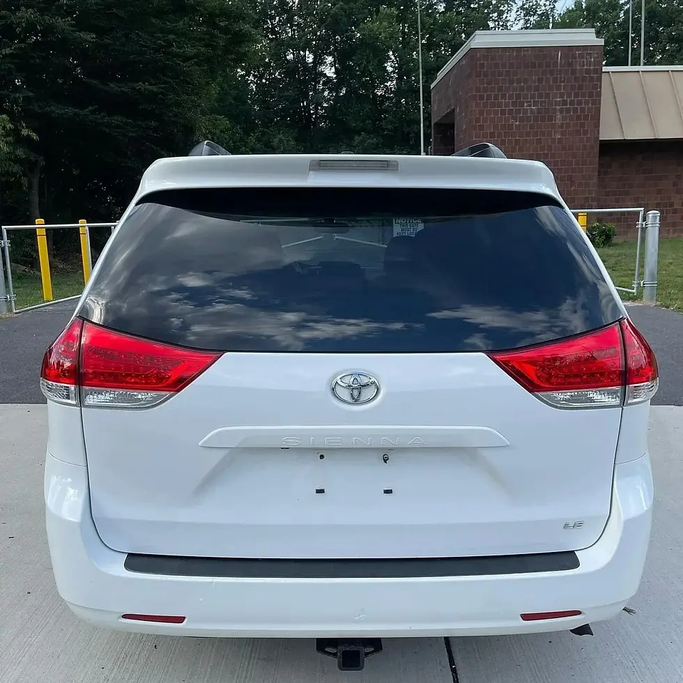 Thumbnail: 2011 Toyota Sienna LE
