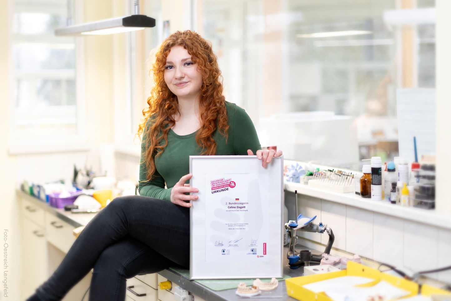 Celine Dagott mit ihrer Auszeichnung zur 2 Platzierten in der deutschen Meisterschaft im Handwerk