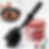 Utensilios de cozinha com carne dentro e fora da panela