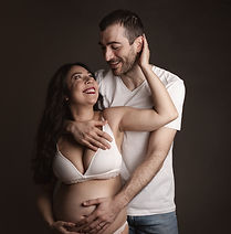 Anavir Padilla embarazada junto a su pareja, durante su propia experiencia de maternidad consciente.