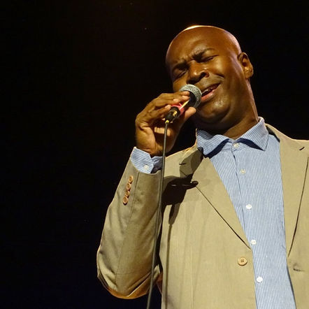 Emílio Santiago é homenageado em show no Centro