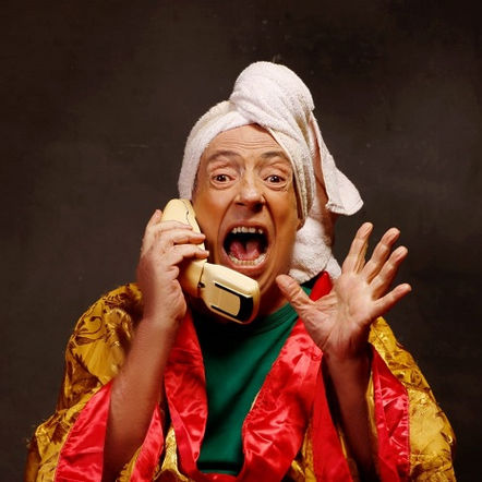 Marcos Oliveira estrela comédia no Teatro Brigitte Blair