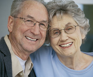Casal de idosos sorrindo