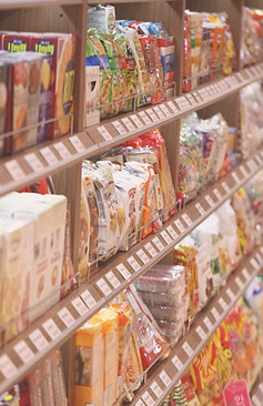 Tuotteita kaupan hyllyllä