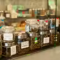 Магазин травки La La Land Phuket в Раваи, работает 24/7 с лаунж-террасой