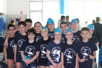 Ricco bottino di medaglie per i piccoli nuotatori della Delphinia