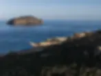 海面与离岸小岛之间的远景
Distant view of the retreat between sea and offshore island
© Giorgos Sfakianakis