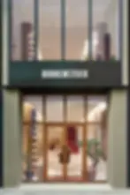BIRKENSTOCK心斋桥概念店近景图片,日间入口贴近人行道展开,通透立面使首层和纸墙与原木作品成为街景的一部分。
BIRKENSTOCK SHINSAIBASHI / TORAFU ARCHITECTS, The daytime entrance meets the pavement directly, allowing the washi walls and timber works on the ground floor to join the streetscape.