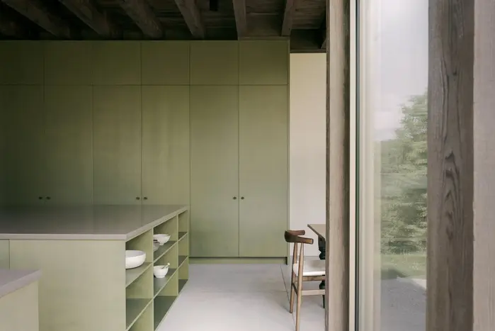 SONO住宅绿色厨房、木结构与林景窗
Green kitchen, timber structure and forest window at SONO House