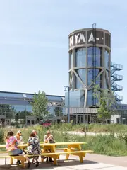 公共草地与远处的NYMA水塔
Public lawn with NYMA Water Tower in the distance