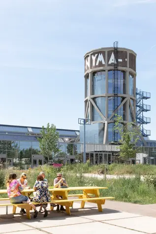 公共草地与远处的NYMA水塔
Public lawn with NYMA Water Tower in the distance