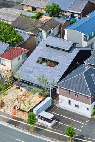鸟瞰,从东北侧俯视;新社屋的屋顶景观与周边街区相互叠合。
Aerial view, looking down from the northeast; the new headquarters overlaps with the surrounding townscape.