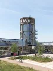 开阔场地远望NYMA水塔混凝土框架
Distant view of the concrete frame of NYMA Water Tower