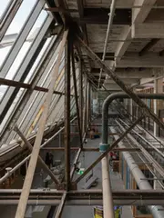 NYMA改造空间中的倾斜玻璃与外露结构
Sloping glazing and exposed structure within the NYMA conversion