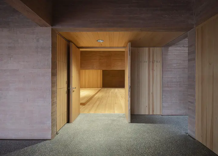 混凝土门洞与木质内衬标记展览空间之间的过渡
A concrete opening and timber lining mark the transition between exhibition rooms