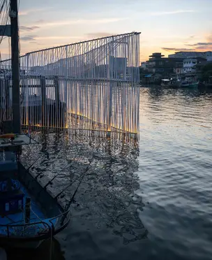 北大年渔民社区中心 夕阳穿过竹构转角 平台边缘与水下石块同时显露建筑和生态的两种尺度
Pattani Fishermen Community Hub, Sunset enters through the folded corner, revealing the platform edge and submerged stones at architectural and ecological scales