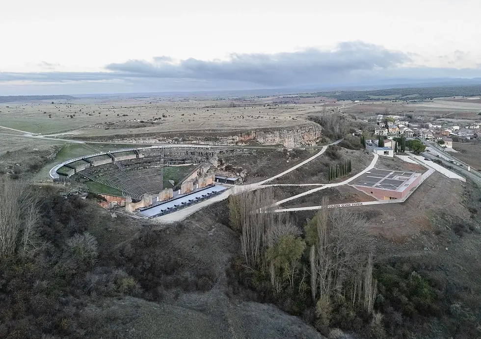 航拍呈现游客中心、罗马剧场与高原遗址之间的整体地形关系
An aerial view establishes the topographic relationship between the visitor center, Roman Theatre and plateau ruins