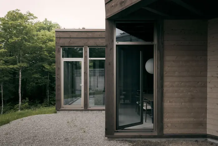 SONO住宅木构转角、玻璃门与碎石路径
Timber corner, glazed door and gravel path at SONO House