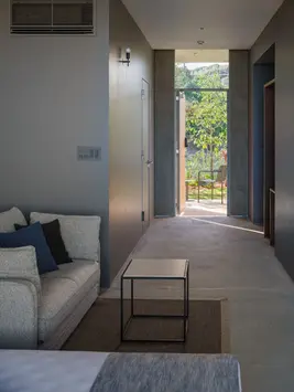 HOTEL THE MADO,千叶夷隅,客房一侧朝向绿植和庭院,内外之间由小露台过渡。
HOTEL THE MADO, Isumi, Chiba: A small terrace mediates between the guest room and planted garden.